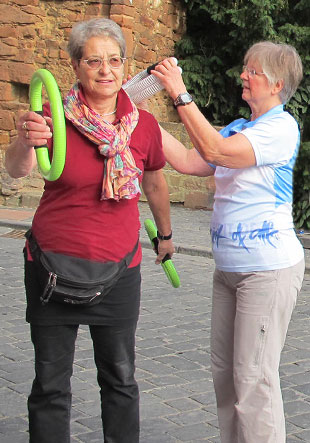 Karla und Annedore beim smovey Kurztraining.